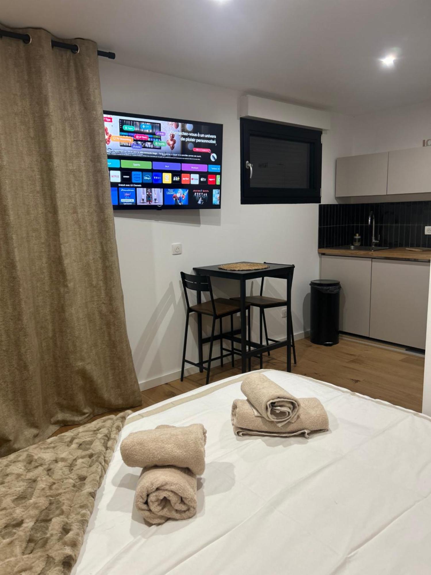 Studio Prestige Avec Terrasse Le Chene Dore Au Coeur Du Centre Touristique Cite Des Loisirs 200 M Du Galaxie,Face Au Snowworld Parking Gratuit Privatif Amneville Luaran gambar