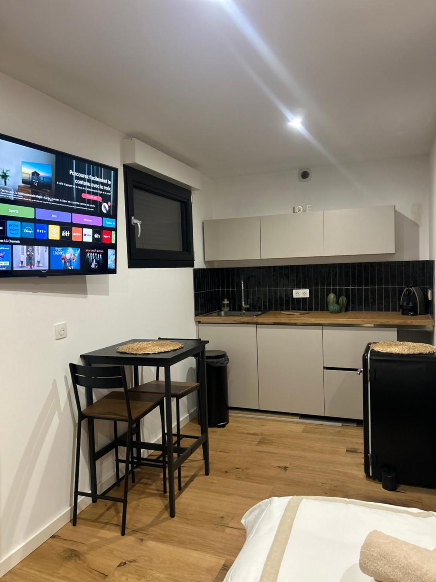 Studio Prestige Avec Terrasse Le Chene Dore Au Coeur Du Centre Touristique Cite Des Loisirs 200 M Du Galaxie,Face Au Snowworld Parking Gratuit Privatif Amneville Luaran gambar